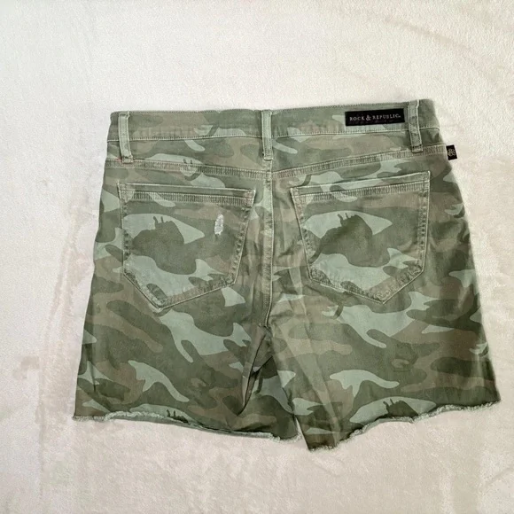 Rock & Republic Camouflage Green Shorts - Picture 2 of 7
